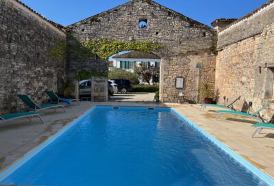 La piscine chauffée; située entre les murs de l’ancienne distillerie